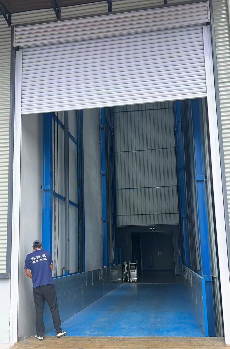 帶卷簾門升降貨梯